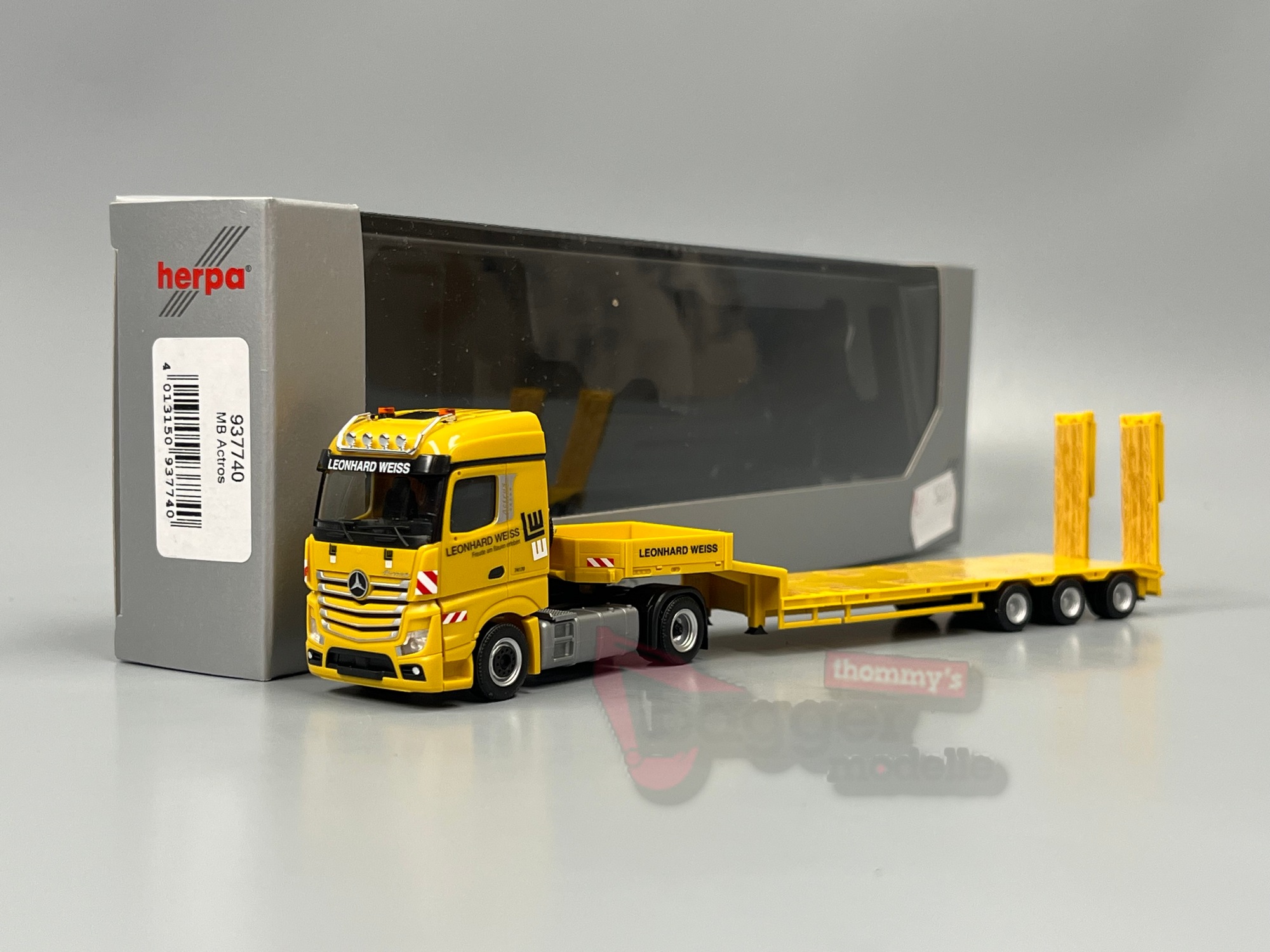 937740 - Herpa - Mercedes-Benz Actros 18 Streamspace Semitieflade-Sattelzug  "Leonhard Weiss"